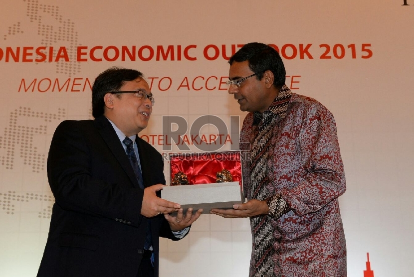 CEO HSBC Indonesia Sumit Dutta (right) talks to former finance minister Bambang Brodjonegoro.