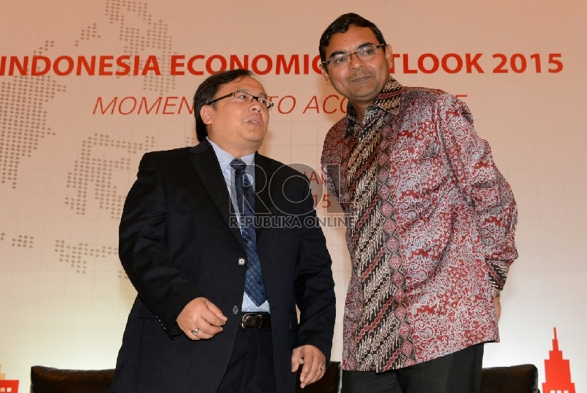 Menkeu Bambang Brodjonegoro berbincang dengan CEO HSBC Indonesia Sumit Dutta saat acara Indonesia Economic Outlook 2015 di Jakarta, Selasa (26/5).