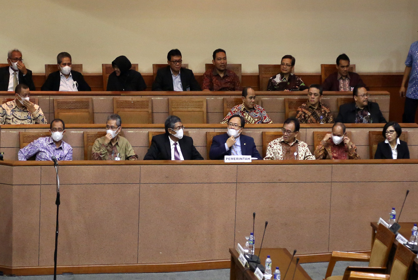  Menkeu Bambang Brodjonegoro (depan keempat kanan) didampingi Wakil Menkeu Mardiasmo (depan ketiga kiri) mengenakan masker saat Rapat Paripurna DPR di Kompleks Parlemen, Senayan, Jakarta, Jumat (30/10). (Antara/Indra)