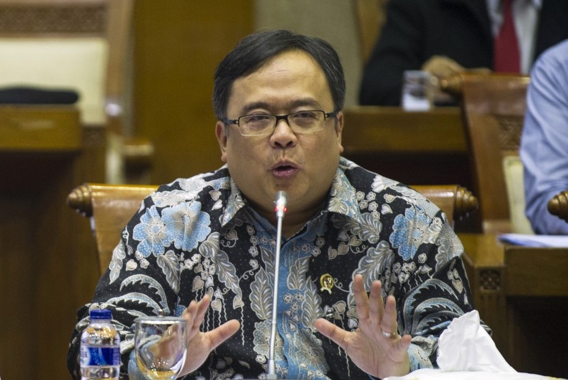 Menkeu Bambang Brodjonegoro mengikuti rapat kerja dengan Komisi XI DPR di Kompleks Parlemen, Senayan, Jakarta, Senin (23/5).