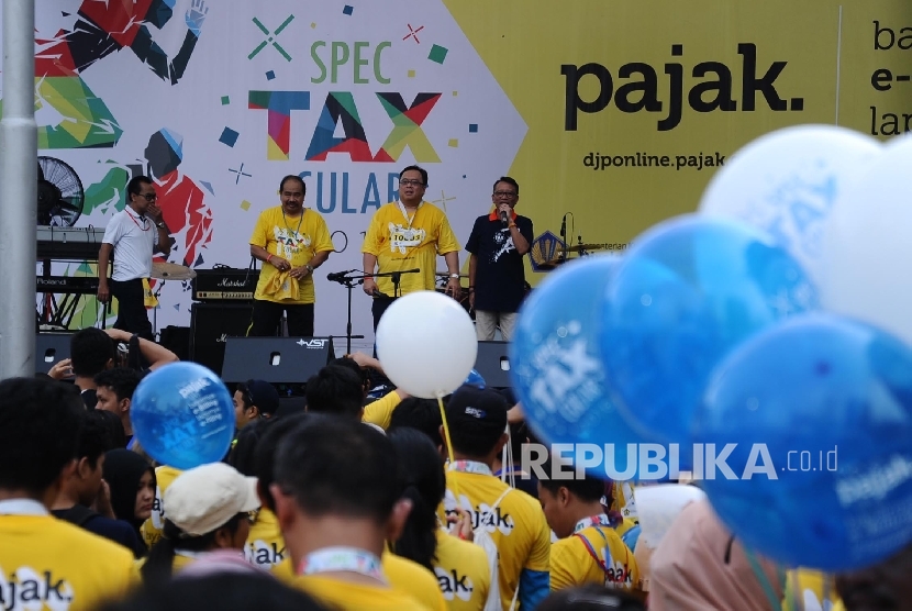 Menkeu Bambang Brodjonegoro (tengah), Dirjen Pajak Ken Dwijugeasteadi (kanan) berbicara saati sosialisasi kampanye Simpatik pajak bertema Spectaxular 2016 di Jakarta, Ahad (29/5).  (Republika/Tahta Aidilla )