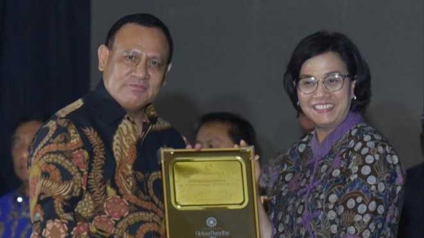 Menkeu Sri Mulyani Indrawati menyerahkan penghargaan kepada Ketua KPK Firli Bahuri di Jakarta, Rabu (22/11/2023).