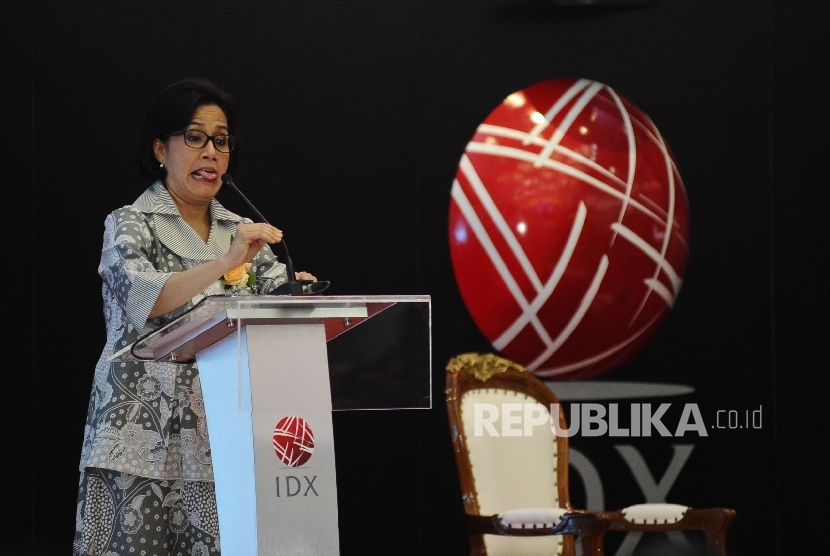 Menkeu Sri Mulyani memberikan sambutan saat membuka perdagangan saham hari pertama 2017 di BEI, Jakarta, Selasa (3/1). 