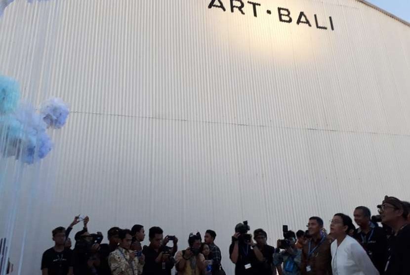  Menkeu Sri Mulyani membuka Art Bali 2018 di Nusa Dua, Bali, Selasa (9/10). 