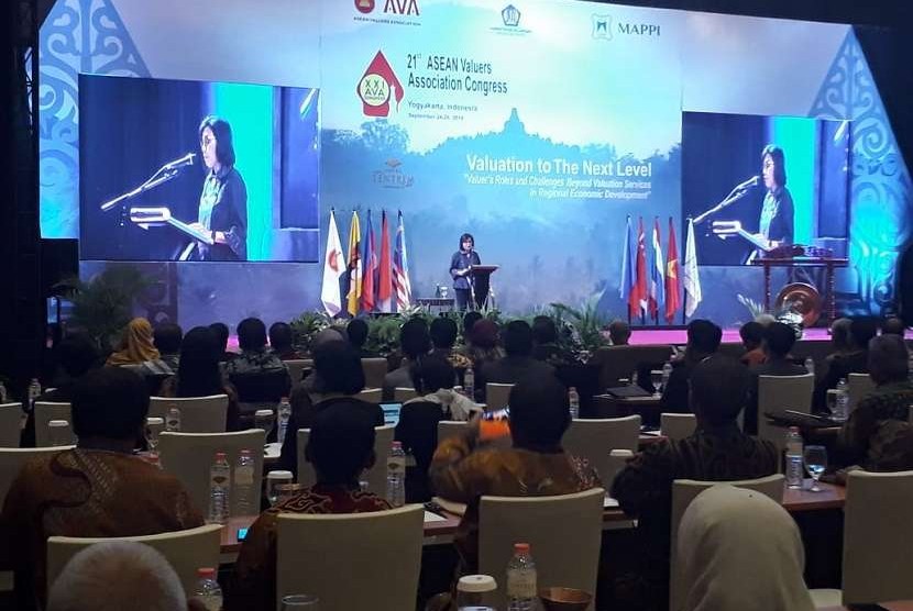 Menkeu Sri Mulyani menjadi pembicara kunci di Kongres ASEAN Valuers Association (AVA) ke-21 di DIY. Dalam paparannya, Menkeu mengulas soal perang dagang AS-Cina yang efeknya dirasakan perekonomian dunia.