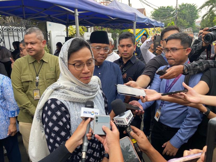 Menkeu Sri Mulyani usai melakukan takziah di kediaman ekonom senior Faisal Basri di Tebet, Jakarta Selatan, Kamis (5/9/2024).