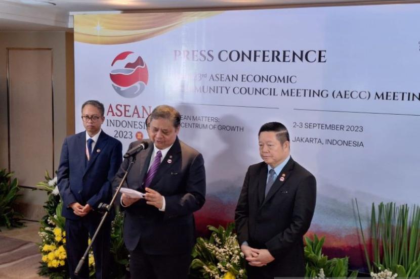 Menko Airlangga dan Sekjen ASEAN Kao Kim Hourn saat menjawab pertanyaan awak media dalam konferensi pers  Pertemuan Ke-23 Dewan Masyarakat Ekonomi ASEAN (AECC) di Jakarta, Ahad (3/9/2023) 