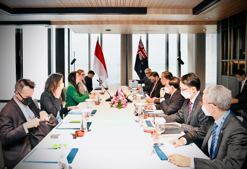 Menko Airlangga saat mendampingi Presiden dalam Pertemuan bilateral dengan New Zealand bersama Menseskab dan Wamendag yang digelar di Bangkok, Thaliand, Jumat, (18/11/2022).