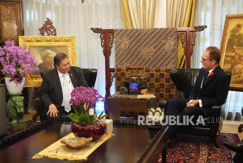 Menko Bidang Perkonomian Airlangga Hartarto melakukan pertemuan dengan Duta Besar Kerajaan Inggris untuk Indonesia dan Timor Leste, Dominic Jermey, di Jakarta, Kamis (23/10/2025).