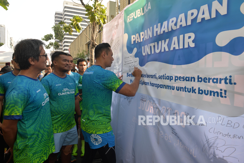 Menko Bidang Infrastruktur dan Pembangunan Kewilayahan Agus Harimurti Yudhoyono menuliskan pesan di Papan Harapan saat mengikuti kegiatan Republika Climate Run, di Jalan Thamrin, Jakarta Pusat, Ahad (28/9/2025).
