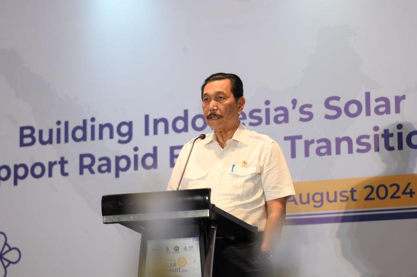 Luhut Binsar Pandjaitan berbicara pada kegiatan Indonesia Solar Summit (ISS) 2024 di Jakarta, Rabu (21/8/2024).