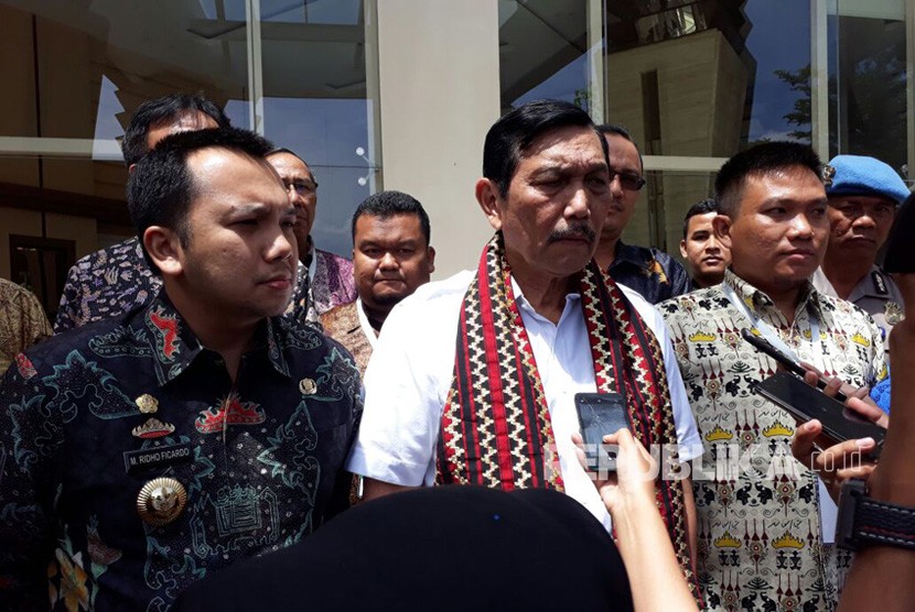 Menko Bidang Kemaritiman Luhut Binsar Panjaitan menjadi pembicara utama pada Seminar Nasional Ikatan Sarjana Ekonomi Indonesia di Bandar Lampung, Kamis (19/10).