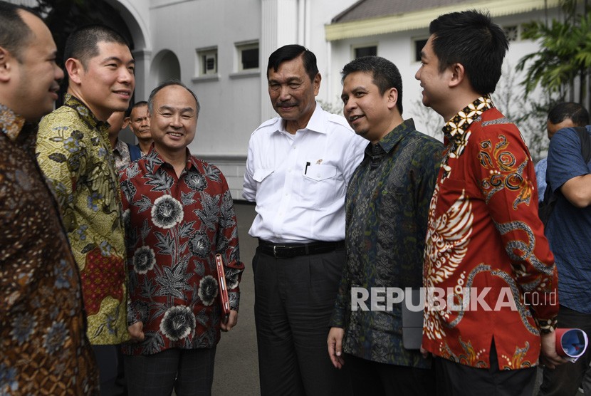 Menko bidang Maritim Luhut Panjaitan (tengah) berbincang dengan CEO Grab Anthony Tan (kedua kiri), Founder dan CEO Softbank Masayoshi Son (ketiga kiri), CEO Tokopedia William Tanuwijaya (kanan) dan President of Grab Indonesia Ridzki Kramadibrata (kedua kanan) usai bertemu Presiden Joko Widodo di Istana Merdeka, Jakarta, Senin (29/7/2019). 