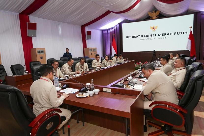 Menko Bidang Pemberdayaan Masyarakat Muhaimin Iskandar atau Cak Imin memimpin rapat di Akmil Magelang, Jawa Tengah, Sabtu (26/10/2024).