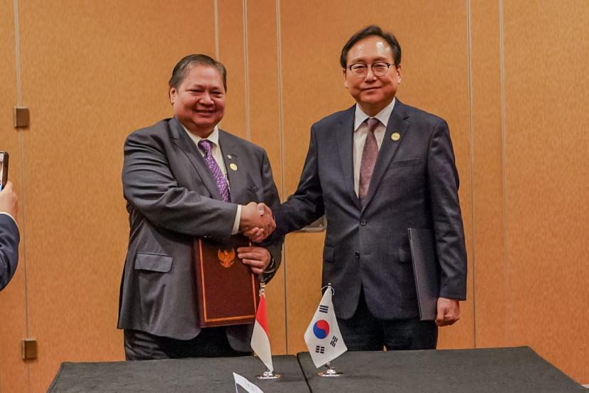 Menko Bidang Perekonomian Airlangga Hartarto dan Mendag Korsel Inkyo Cheong menandatangani MoU terkait pengurangan emisi karbon. 