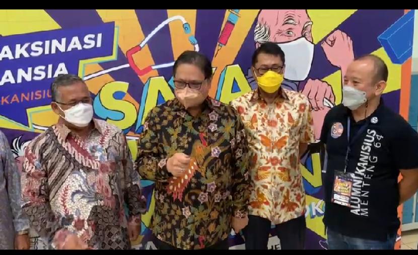 Menko Bidang Perekonomian Airlangga Hartarto (kedua dari kiri) saat mengunjungi kegiatan penyuntikan  vaksin Covid-19 tahap kedua bagi lansia di Kolese Kanisius, Jakarta, Rabu 7 April 2021.