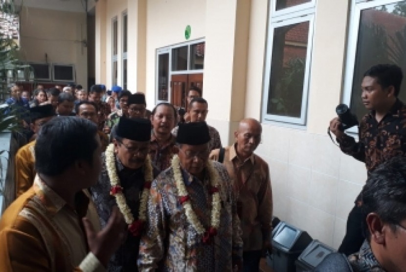 Menko Bidang Perekonomian, Darmin Nasution dan Gubernur Jawa Timur (Jatim) Soekarwo mengunjungi SMKN 4 Kota Malang, Kamis (13/12). 