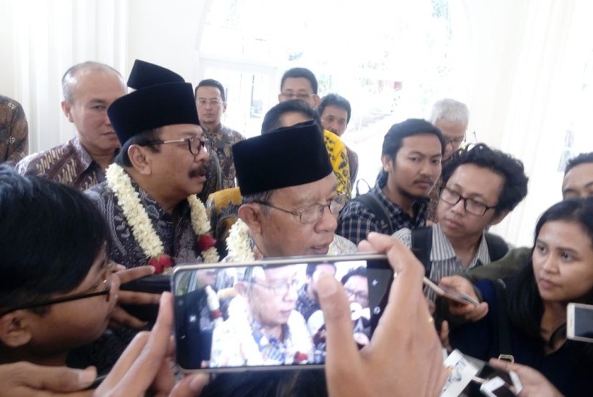 Menko Bidang Perekonomian, Darmin Nasution dan Gubernur Jawa Timur (Jatim) Soekarwo mengunjungi SMKN 4 Kota Malang, Kamis (13/12). 