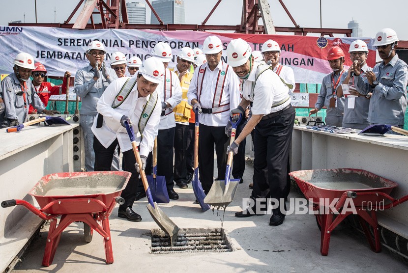 Menko Kemaritiman dan Investasi Luhut Binsar Pandjaitan (tengah kanan) bersama Menteri BUMN Erick Thohir (tengah kiri) disaksikan Menteri Perhubungan Budi Karya Sumadi (tengah) melakukan pengecoran closure tengah Jembatan Lengkung Bentang Panjang Kuningan Kereta Api Ringan atau Light Rail Transit (LRT) Jabodebek di Kuningan, Jakarta, Senin (11/11/2019).