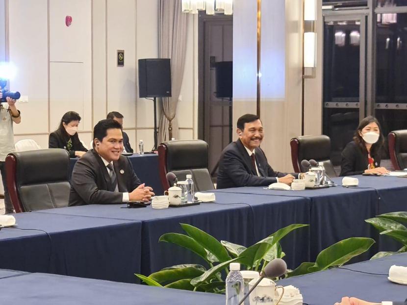 Menko Kemaritiman dan Investasi Luhut Binsar Pandjaitan dan Menteri BUMN Erick Thohir dalam pertemuan tingkat tinggi antara Indonesia dengan China.