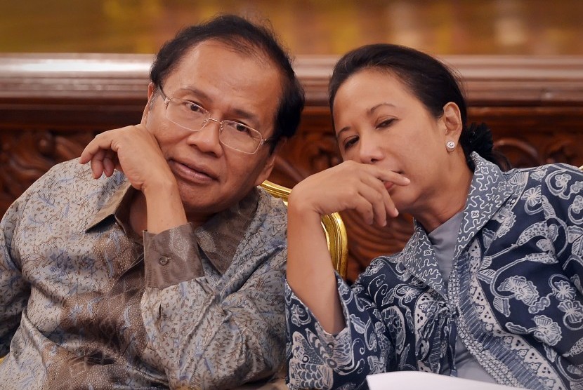 Menko Kemaritiman dan Sumber Daya Rizal Ramli (kiri) berbincang dengan Menteri BUMN Rini Soemarno (kanan) saat pertemuan dengan perwakilan kontraktor bidang kelistrikan yang dihadiri Presiden Joko Widodo, di Istana Negara, Jakarta, Selasa (22/12).