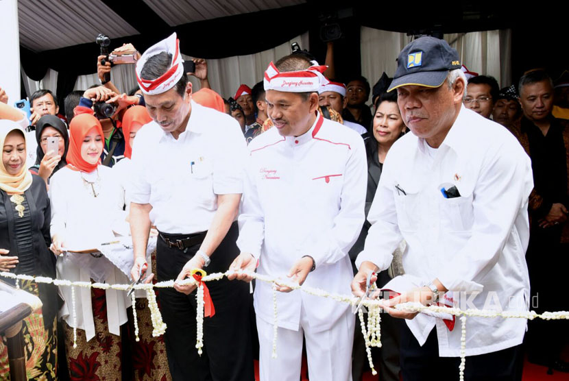 Menko Kemaritiman Luhut Binsar Pandjaitan dan Menteri PUPR Basuki Hadi Muljono, meresmikan Museum Digital Bale Panyawangan Nusantara di Purwakarta, Rabu (15/3). 