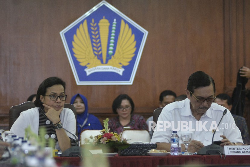 Menko Kemaritiman Luhut Binsar Panjaitan (kanan) didampingi Menteri Keuangan Sri Mulyani memimpin High Level Meeting (HLM) persiapan IMF-World Bank Annual Meetings 2018 di Gedung Keuangan Negara, Denpasar, Bali, Jumat (22/12).