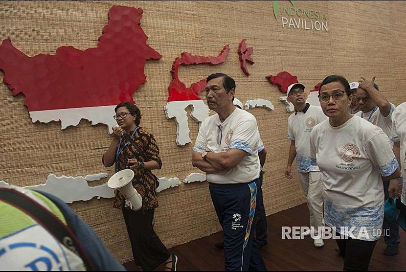 Menko Kemaritiman Luhut Binsar Panjaitan (kedua kiri) bersama Menteri Keuangan Sri Mulyani (kanan) meninjau Pavilion Indonesia saat inspeksi kesiapan pertemuan IMF-Bank Dunia di Nusa Dua, Minggu (7/10). Pertemuan tahunan IMF-Bank Dunia di Bali merupakan pertemuan terbesar yang akan berlangsung 8 - 14 Oktober 2018 dengan diikuti 189 negara dan dihadiri sejumlah kepala negara. 