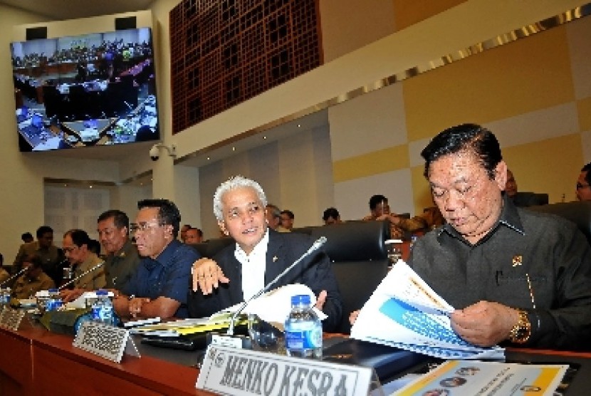 Menko Kesra Agung Laksono (kanan) di kompleks Parlemen, Senayan, Jakarta, Selasa (22/10). 