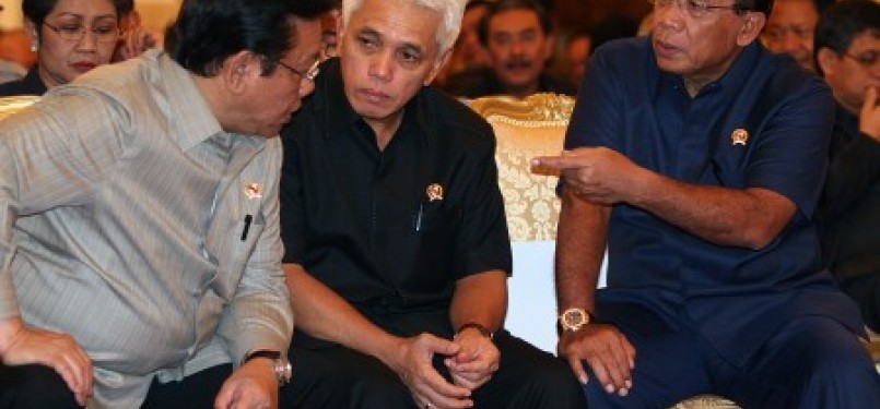  Menko Kesra Agung Laksono (kiri), Menko Perekonomian Hatta Rajasa (tengah) dan Menko Polhukam Djoko Suyanto (kanan).