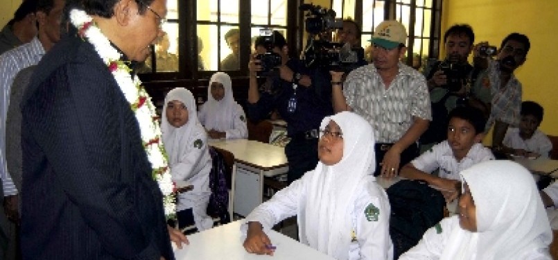 Menko Kesra Agung Laksono (kiri) saat meninjau sebuah sekolah, awal Agustus 2011 lalu.