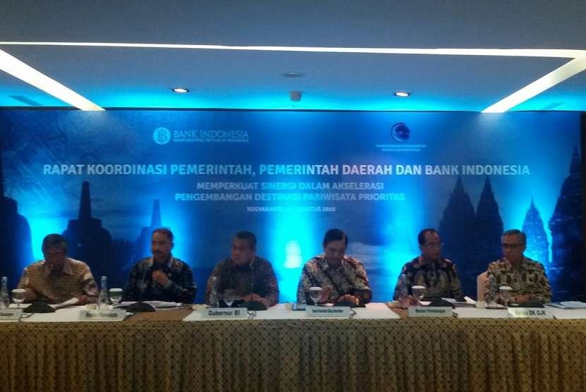 Menko Maritim dan Sumber Daya Luhut Binsar Panjaitan (tengah) jumpa pers Rakor Pemerintah Pusat, Pemerintah Daerah dan Bank Indonesia mengenai Pengembangan Destinasi Pariwisata Prioritas di Yogyakarta, Rabu (29/8) 