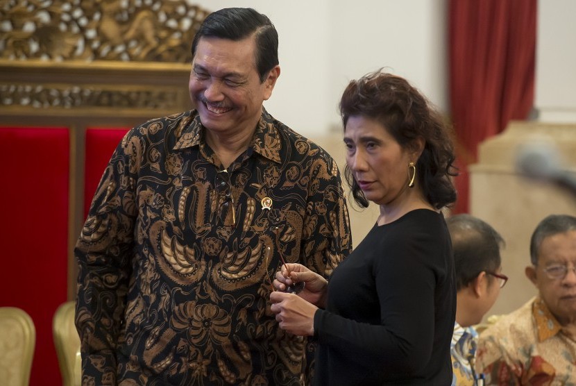 Menko Maritim dan Sumber Daya Luhut Pandjaitan (kiri) dan Menteri Kelautan dan Perikanan Susi Pudjiastuti (kanan) bersiap mengikuti Sidang Kabinet Paripurna di Istana Negara, Jakarta, Jumat (9/9). 