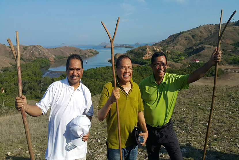 Menko Maritim dan Sumberdaya Rizal Ramli, Menteri Pariwisata Arif Yahya, dan Menteri Perindustrian Saleh Husein berfoto di atas bukit di Pulau Rinca dengan latar belakang pemandangan Teluk Loh Buaya, Ahad (29/11).