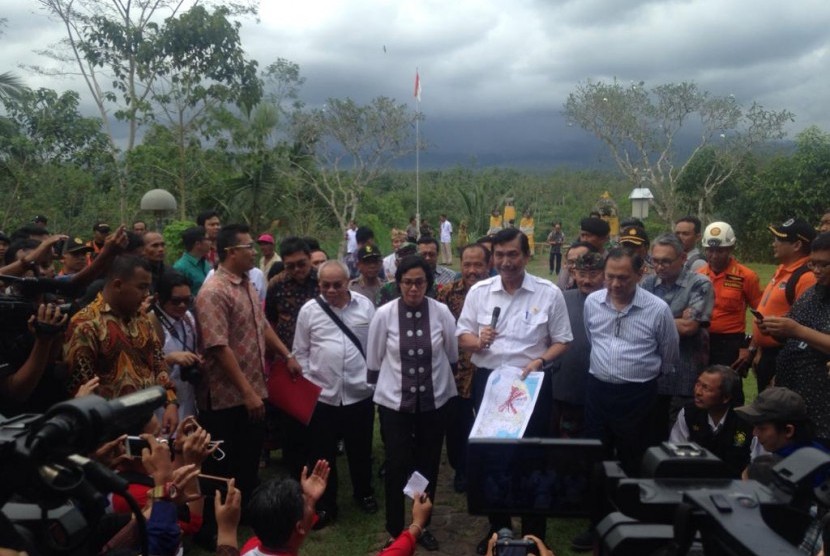 Menko Maritim Luhut B Panjaitan didampingi Menkeu Sri Mulyani, dan Gubernur Bank Indonesia memberikan keterangan pers di pos pemantau Gunung Agung di Karang Asem, Bali, Jumat (22/12).