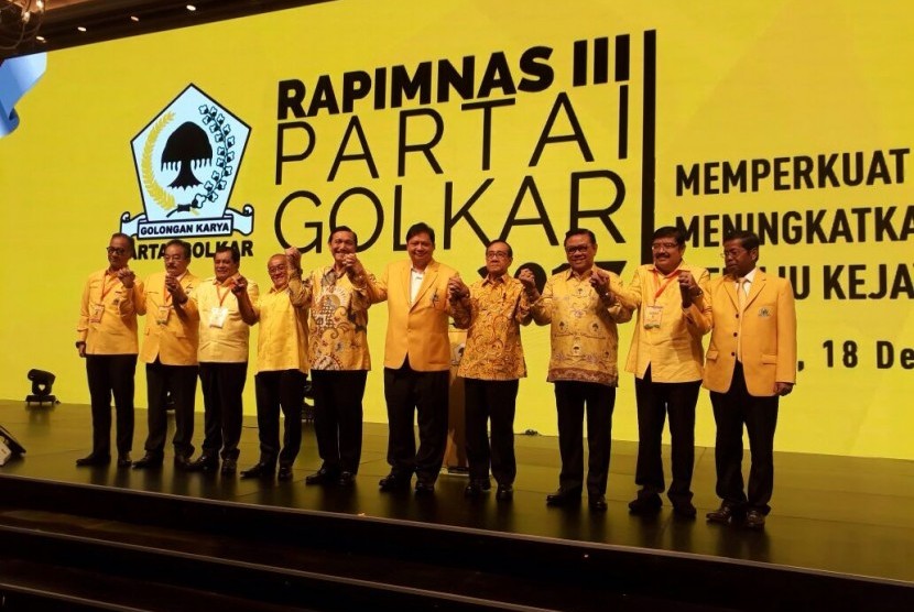 Menko Maritim Luhut Binsar Pandjaitan (kelima dari kiri) berfoto bersama petinggi DPP Partai Golkar pada pembukaan rapimnas di JCC, Jakarta, Senin (18/12)/