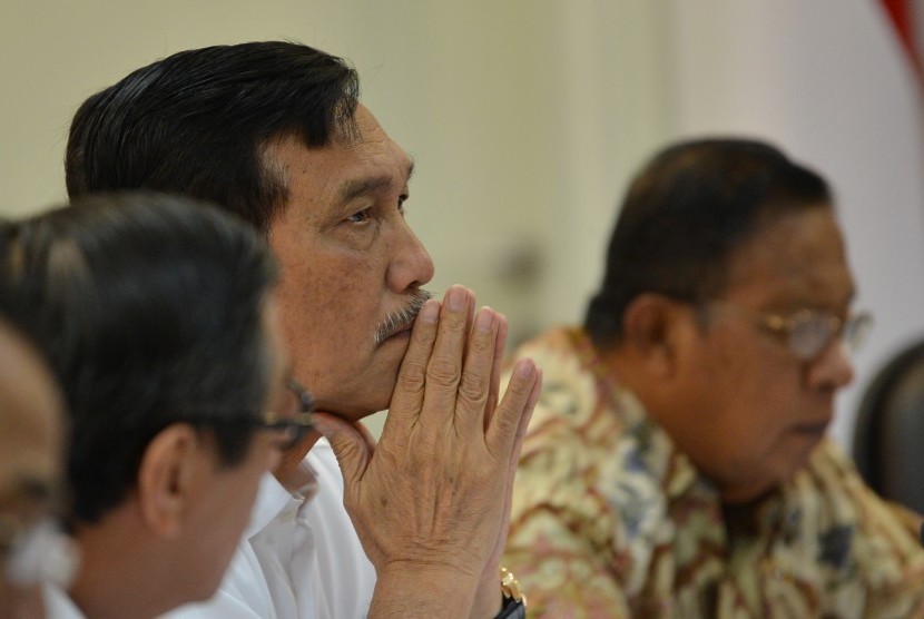 Menko Maritim Luhut Binsar Pandjaitan (kiri) bersama Menko Perekonomian Darmin Nasution mengikuti rapat terbatas di Kantor Presiden, Jakarta, Jumat (20/7). 