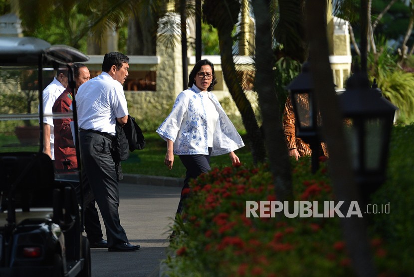 Menko Maritim Luhut Binsar Pandjaitan (kiri) bersama Menteri Keuangan Sri Mulyani tiba untuk mengikuti Sidang Kabinet Paripurna di Istana Negara, Jakarta, Senin (9/4).