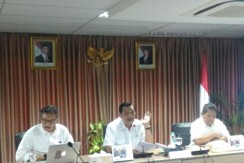 Menko Maritim, Luhut Binsar Pandjaitan menjelaskan persoalan pencabutan morotarium reklamasi di kantornya, Selasa (17/10).