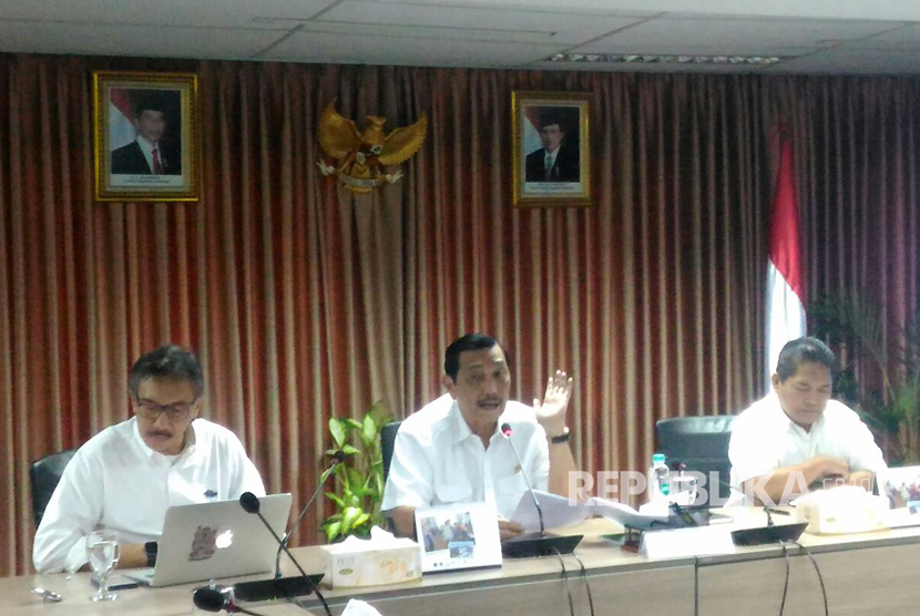 Coordinating Maritime Affairs Minister Luhut Binsar Pandjaitan explained his decision on reclamation project at his office on Tuesday.
