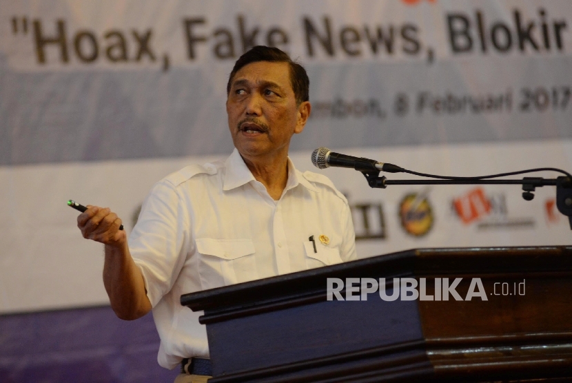Coordinating Minister for Maritime Affairs Luhut Binsar Panjaitan gave a remark in a convention on the commemoration of National Press Day 2017 in Ambon, Maluku, on Wednesday (Feb 8).