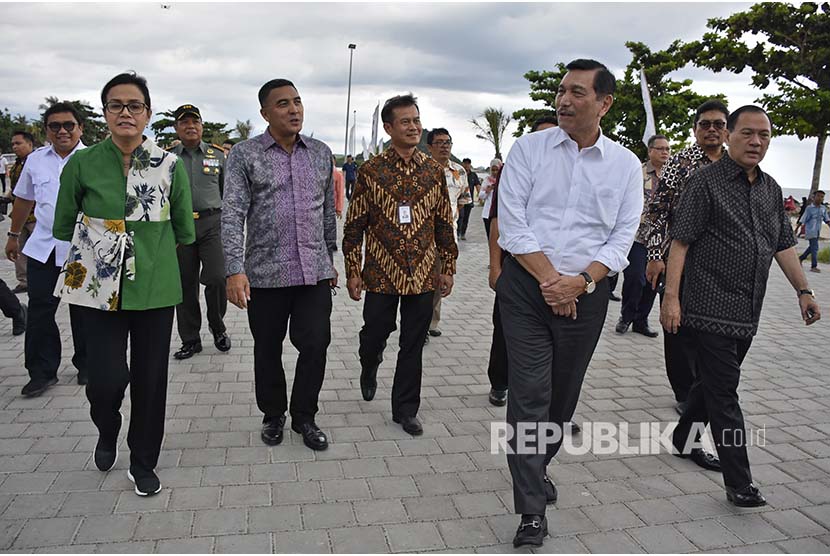 Menko Maritim Luhut Binsar Panjaitan (kedua kanan) bersama Menteri Keuangan Sri Mulyani (kiri), Gubernur Bank Indonesia Agus DW Martowardojo (kanan) didampingi Direktur Utama Indonesia Tourism Development Corporation (ITDC) Abdulbar M. Mansoer (kedua kiri) dan Direktur Pengembangan ITDC Edwin Darmasetiawan (tengah) meninjau kawasan KEK Mandalika yang dikelola ITDC di Kuta, Kecamatan Pujut, Praya, Lombok Tengah, NTB, Kamis (1/3). 