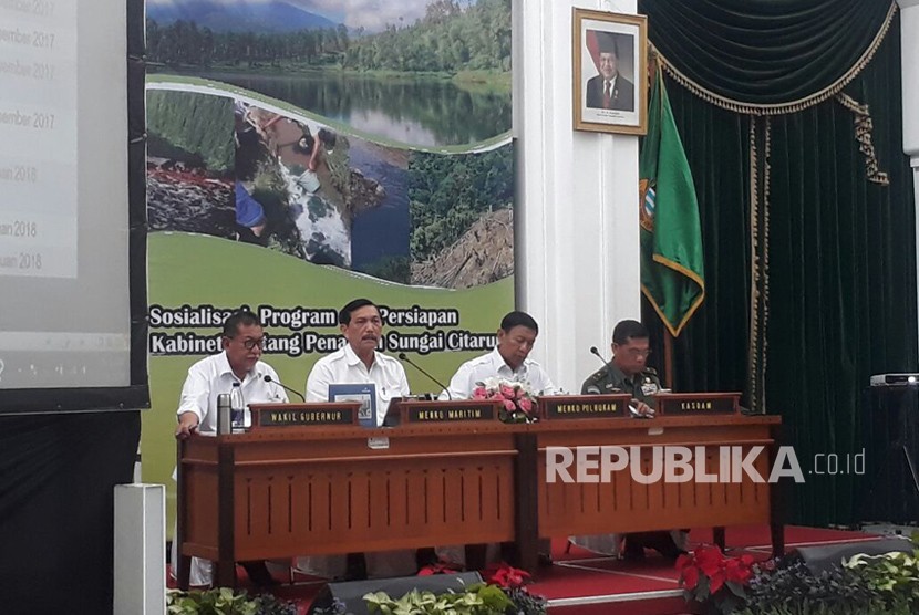 Menko Maritim Luhut Binsar Panjaitan memimpin Rakor Penanganan Sungai Citarum di Aula Barat Gesat, Selasa (16/1).