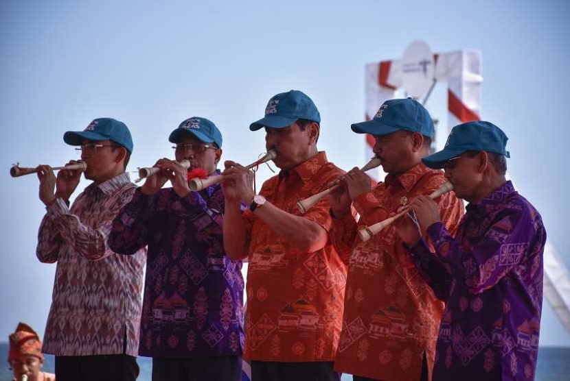 Menko Maritim Luhut Binsar Panjaitan (tengah) bersama Menteri Pariwisata Arif Yahya (kedua kanan), Menteri Perhubungan Budi Karya Sumadi (kedua kiri) dan Gubernur NTB TGB Zainul Majdi (kiri) meniup serunai saat membuka Sail Moyo Tambora 2018 di Pelabuhan Badas, Sumbawa Besar, Kabupaten Sumbawa, NTB, Minggu (9/9).