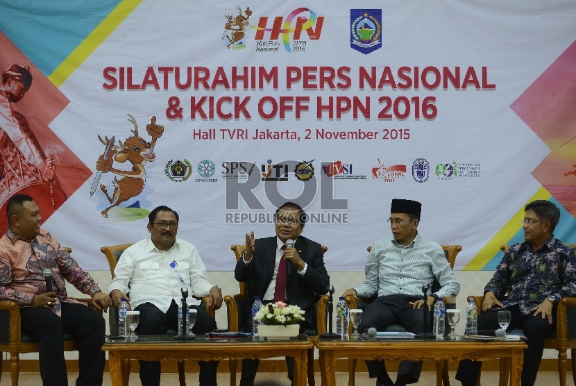  Menko Maritim, Rizal Ramli (tengah) bersama Gubernur NTB, Zainul Majdi (kedua kanan) menjadi pembicara saat diskusi Silaturahmi Hari Pers Nasional yang diadakan di Aula TVRI, Jakarta, Senin (2/11). 