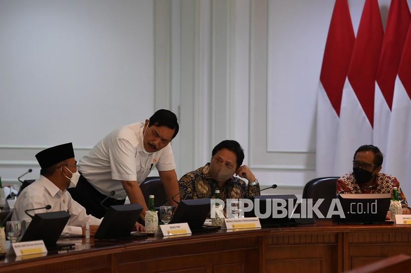 Menko Marves Luhut B Pandjaitan (kedua kiri) berbincang dengan Menko PMK Muhadjir Effendy (kiri), Menko Perekonomian Airlangga Hartarto (kedua kanan) dan Menko Polhukam Mahfud MD saat menghadiri rapat terbatas terkait evaluasi pemberlakuan pembatasan kegiatan masyarakat (PPKM) di Kantor Presiden, Jakarta, Senin (3/1/2022). 