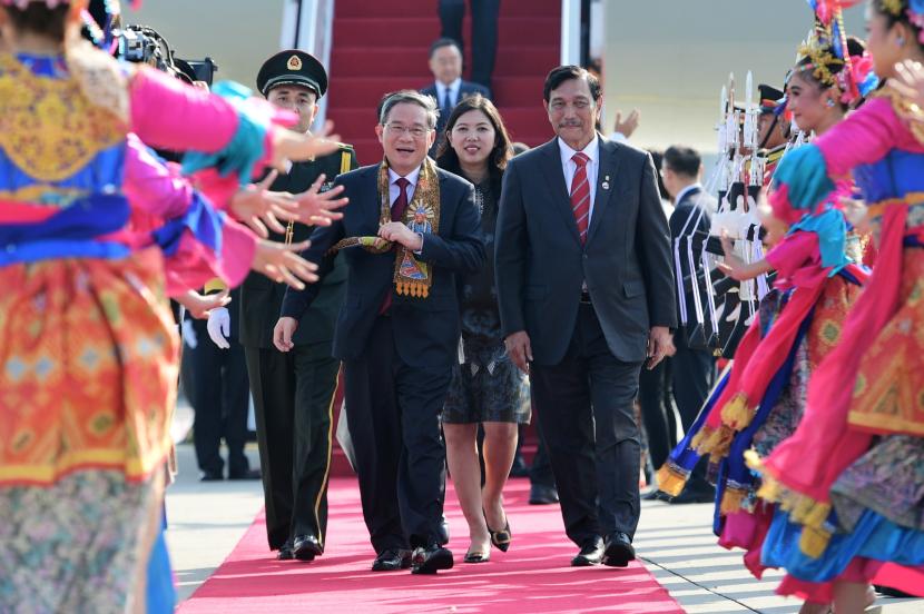 Menko Marves Luhut Binsar Pandjaitan menyambut kedatangan Perdana Menteri China Li Qiang di Bandara Soekarno-Hatta, Kota Tangerang, Selasa (5/9/2023).