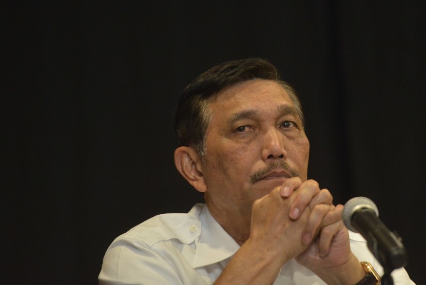 Menko Marves Luhut Binsar Pandjaitan. Pemerintah akan mulai memberlakukan kebijakan masa karantina tiga hari bagi Pelaku Perjalanan Luar Negeri (PPLN) yang sudah vaksinasi lengkap dan juga booster. Bahkan pemerintah juga akan mulai melakukan uji coba tanpa karantina bagi PPLN yang datang ke Bali.