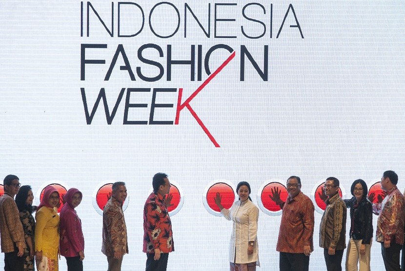 Menko Pembangunan Manusia dan Kebudayaan (PMK) Puan Maharani (kelima kanan) bersama sejumlah menteri lain resmi membuka Indonesia Fashion Week 2016 yang akan berlangsung hingga 13 Maret di JCC.