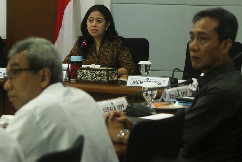 Menko Pembangunan Manusia dan Kebudayaan (PMK) Puan Maharani (tengah) memimpin rapat koordinasi terkait penyelenggaraan Asian Games XVIII/2018 dan MotoGP 2017 di Jakarta, Senin (11/1).